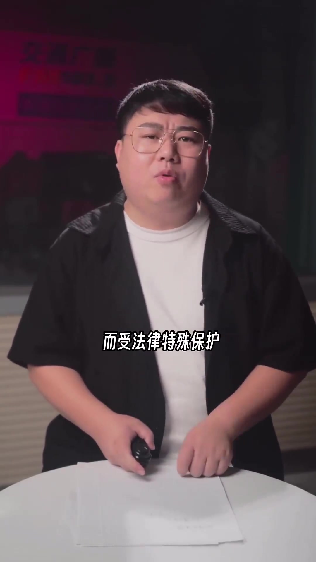 上官正义被扣留，原因是“钓鱼执法”。上官正义一个热心网友志愿者，执了哪门子法？钓到哪条大鱼