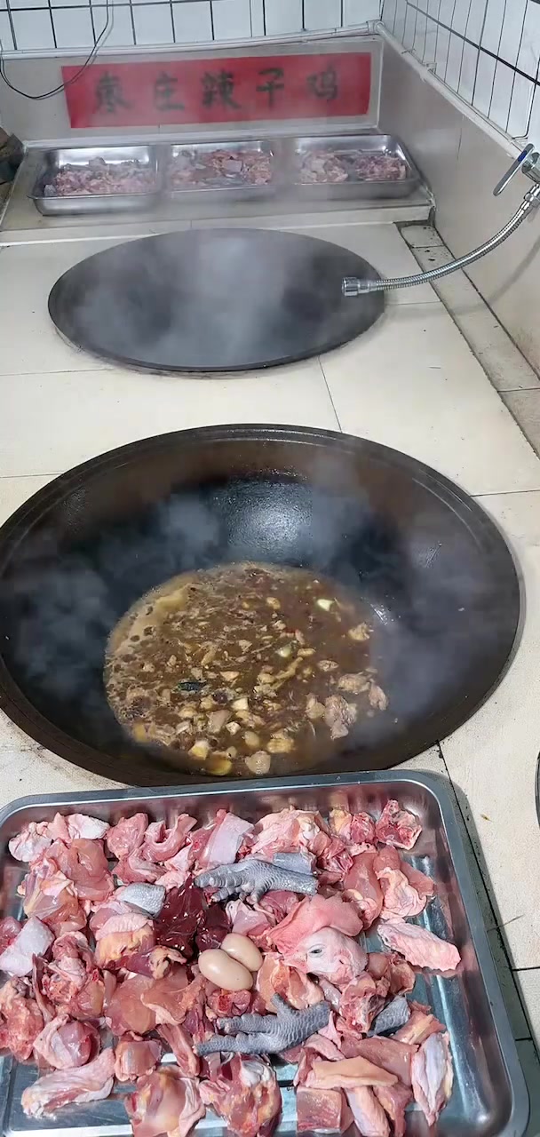 现杀小公鸡肉质鲜嫩，当天活鸡现宰，这样炒才够味！