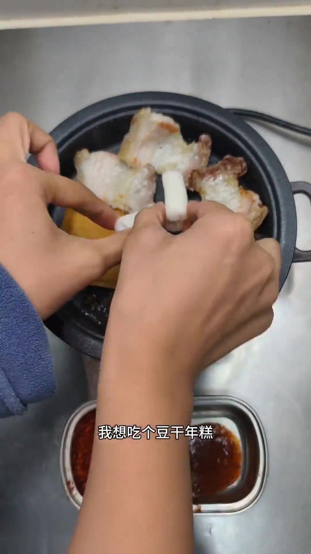 一人吃10元菠萝烤肉和鱼饼年糕，巨好吃！