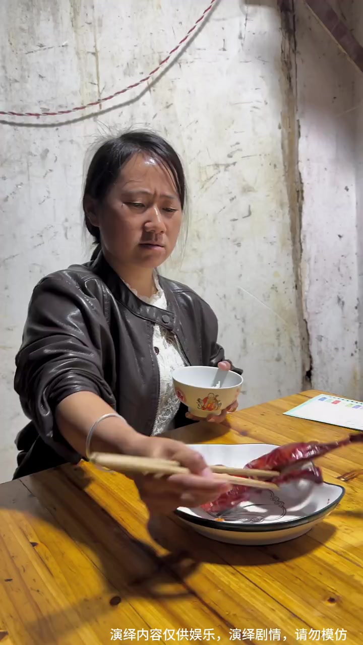 凶神恶煞儿媳妇，不让公公吃鸭腿，孩子的说法让她懂事