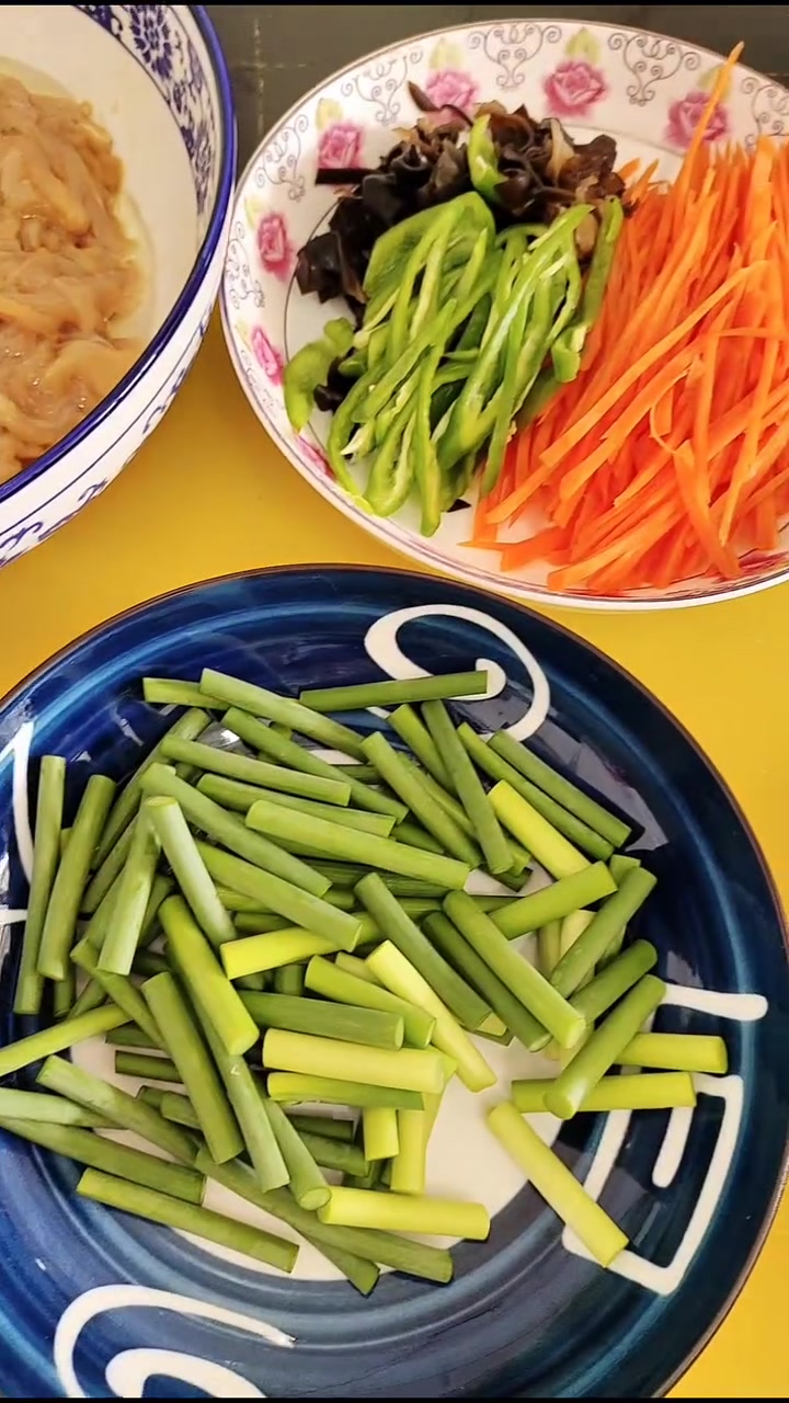 今天给孩子们做了鱼香肉丝,饭店点一盘要好几十,自己在家做经济实惠,味道还不比外面的差