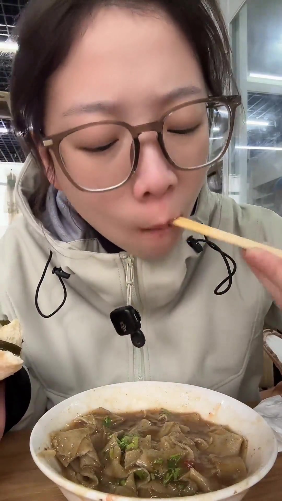 嘎巴菜长视频,烧饼配猪头肉火腿,再来碗浆子飞鸡蛋