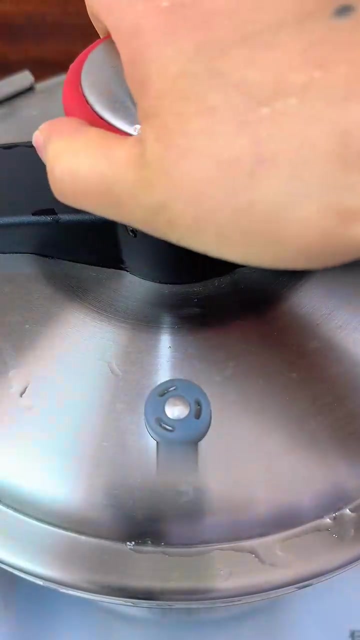 昭通今天冷的我都想穿羽绒服了，这种天气就适合吃火锅，在家安排