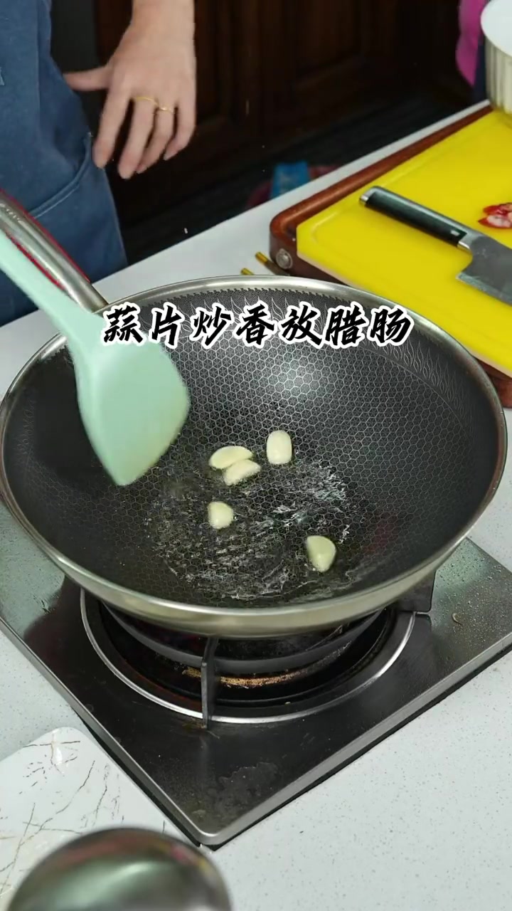 今天分享一道荷兰豆炒腊肠，做法简单，特别好吃