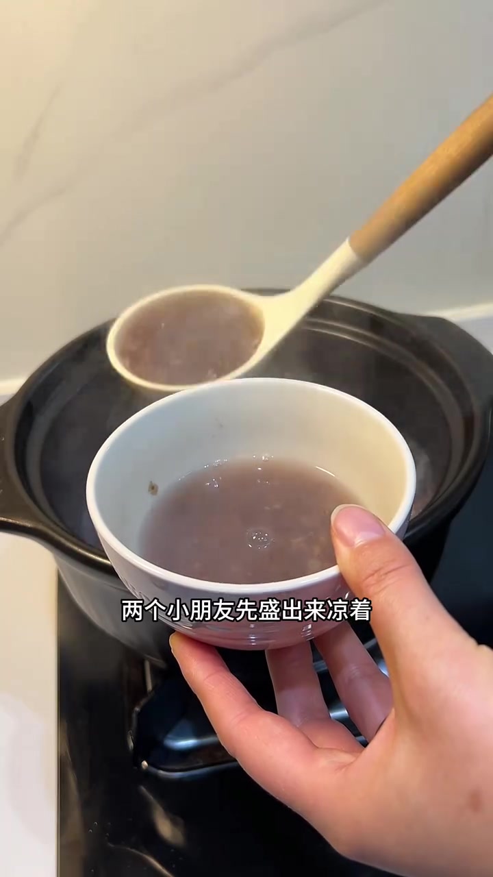 小学生的中式早餐，又鲜又好吃的家常荠菜包，搭配一碗杂粮粥