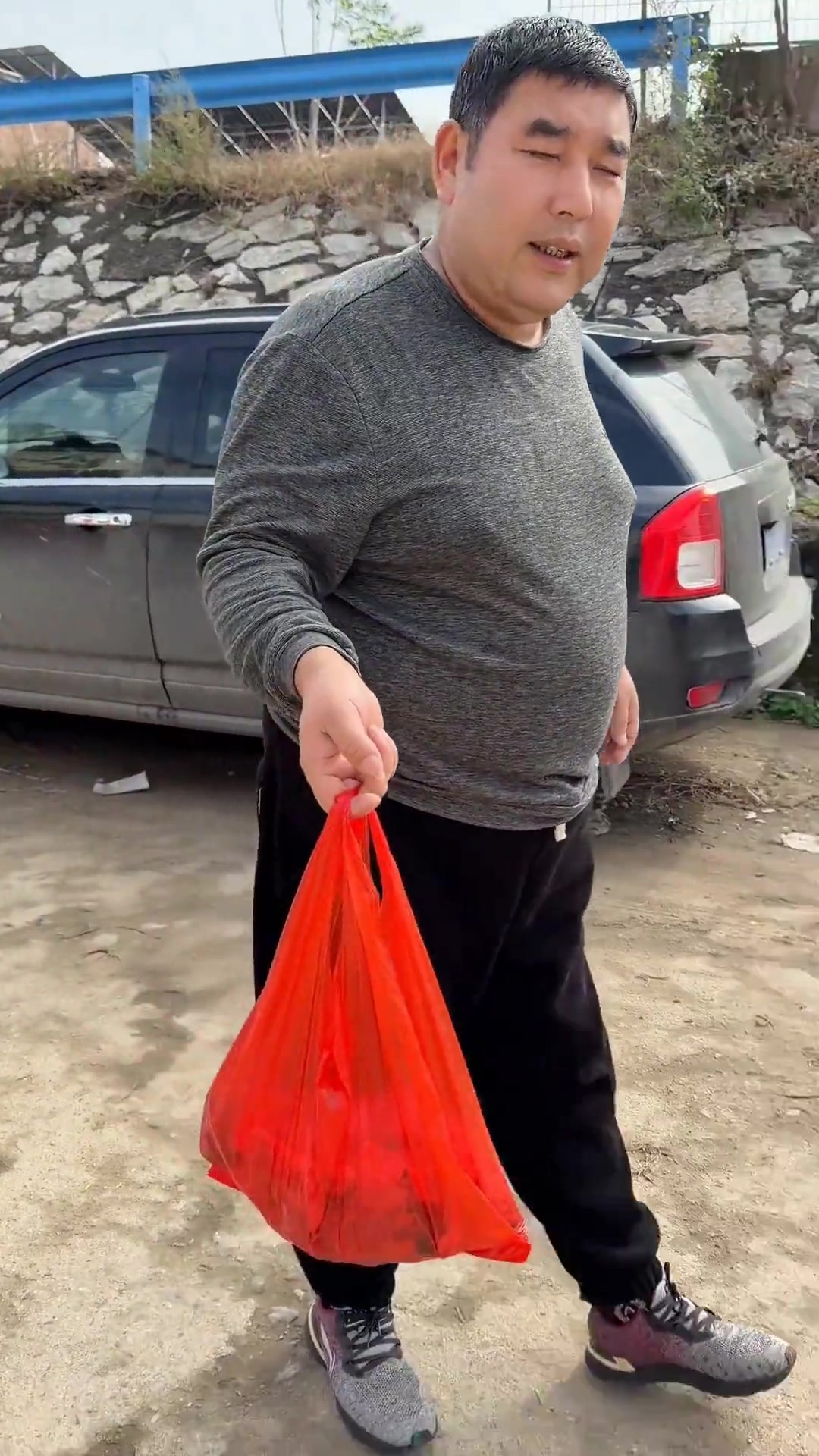 公公买柴鸡，婆婆做成地锅鸡，太好吃啦