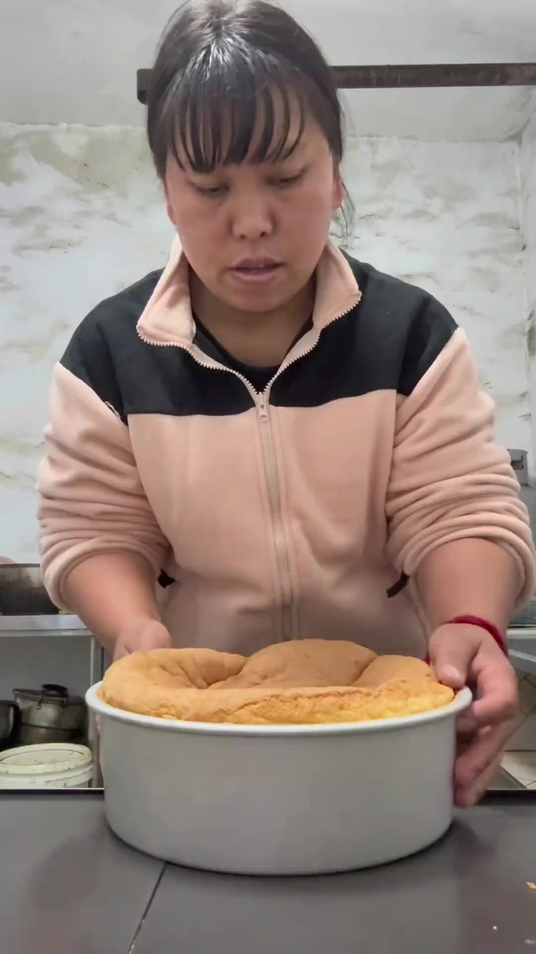 为妈妈生日做蛋糕，祝妈妈身体健康长命百岁