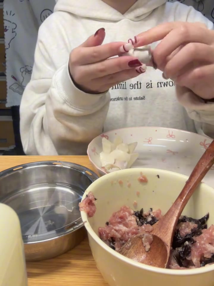 宿舍不开火做：紫菜鲜肉馄饨，很好吃！