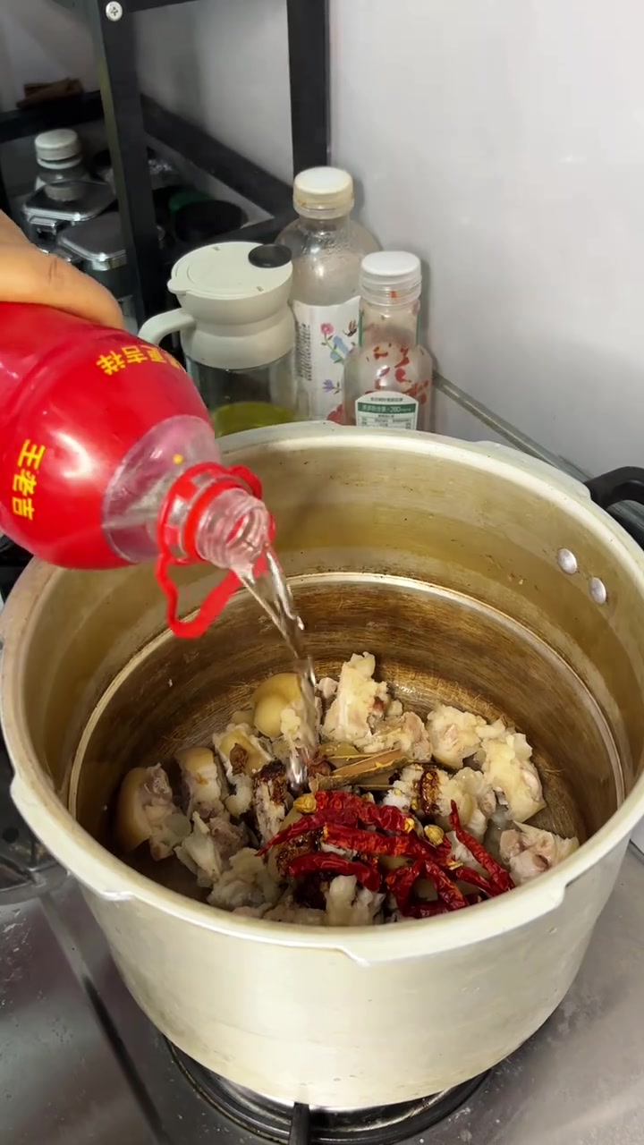 家里来客人，婆婆经常会做这道干椒大蒜炒猪蹄，做起来简单，干香不腻，强烈分享给大家！