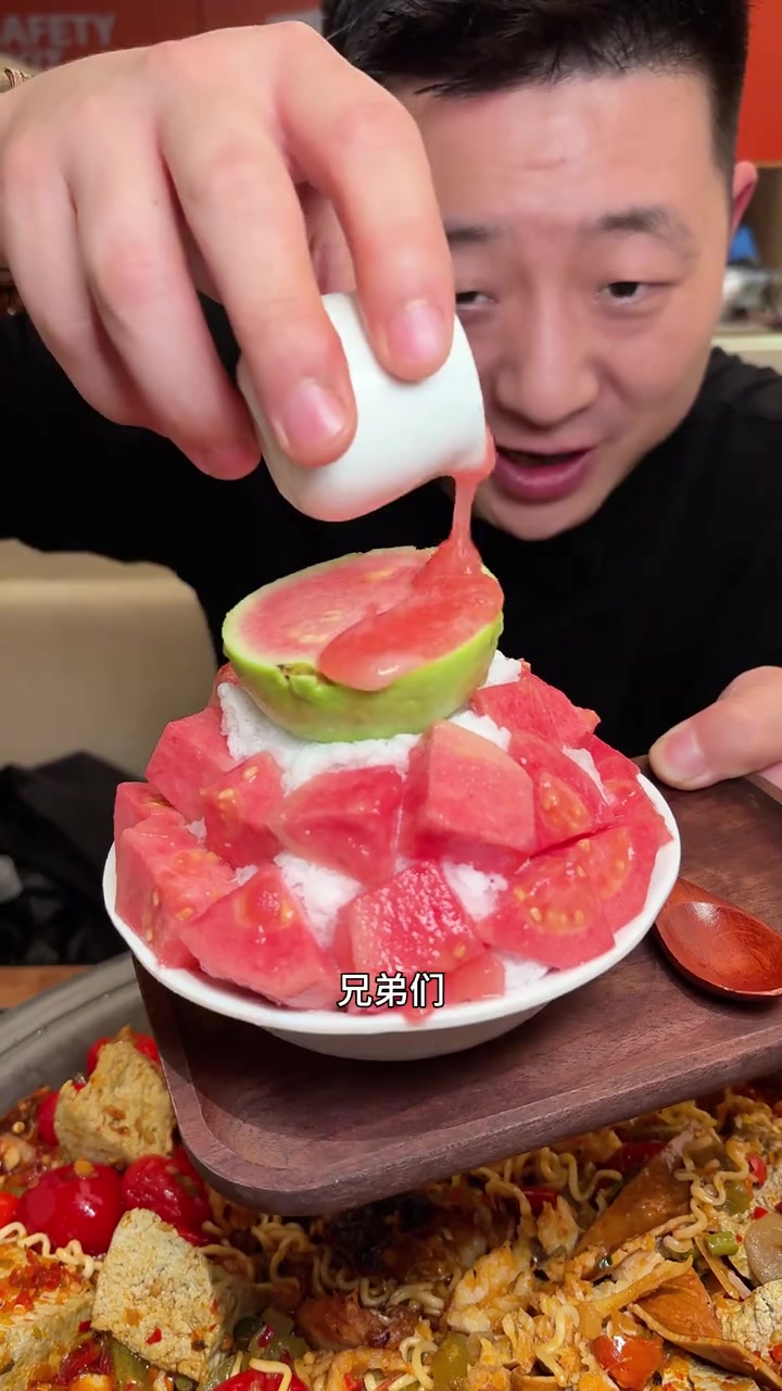 重庆的烤鱼真的从不会让你失望。这里还有各种融合菜，真的是一次吃过瘾呀！