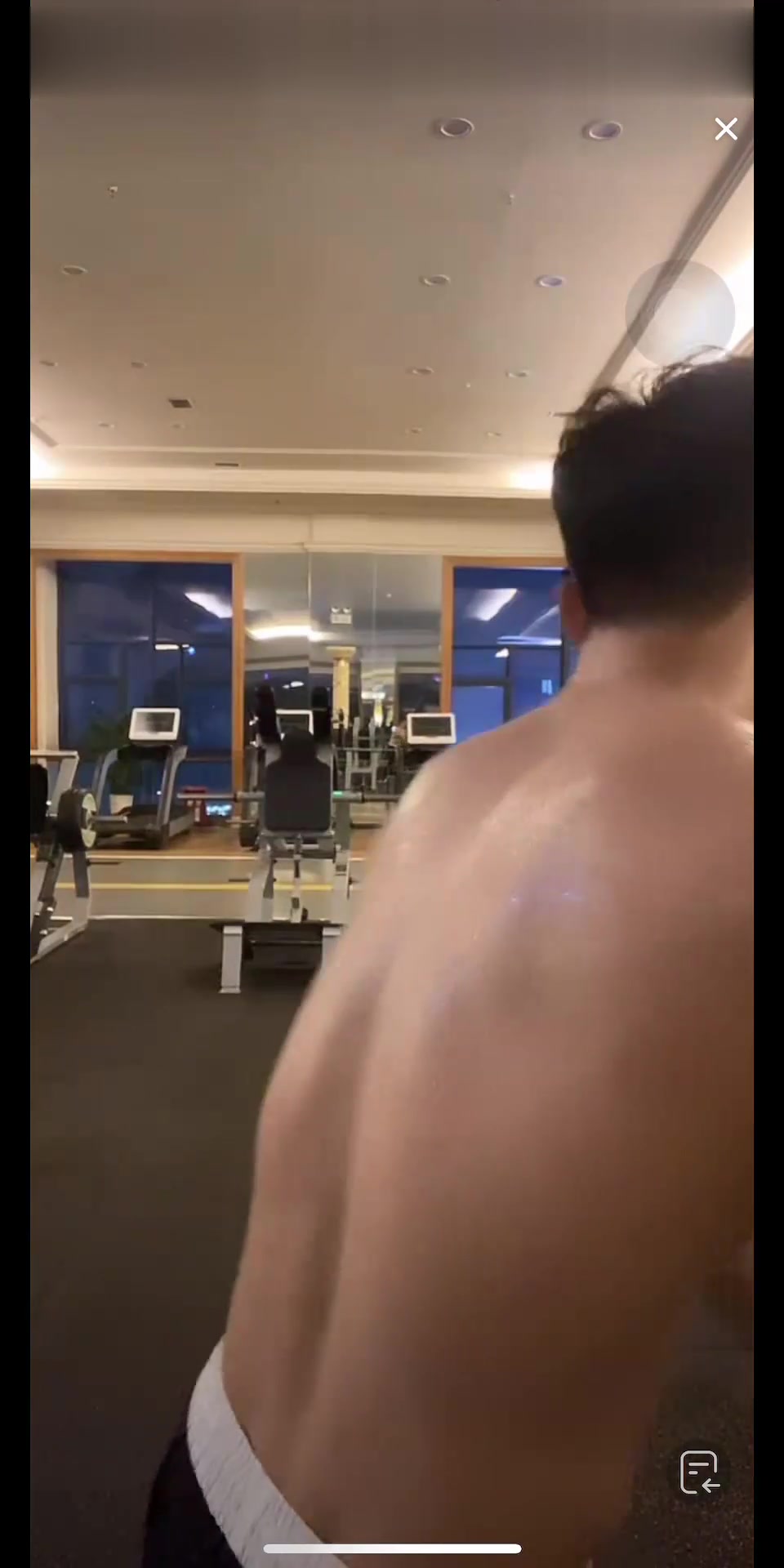 黑皮纹身花臂暴汗满身油光帅气痞气大胸腹肌肌肉男健身，背部训练切片