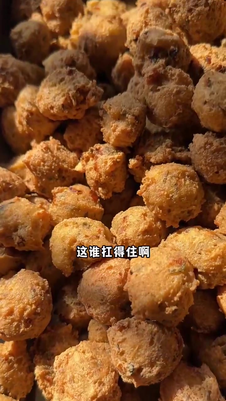 60岁情侣在食堂做烤地瓜、韭菜疙瘩汤，没想到冬天的第一顿烤地瓜是食堂阿姨给的吧