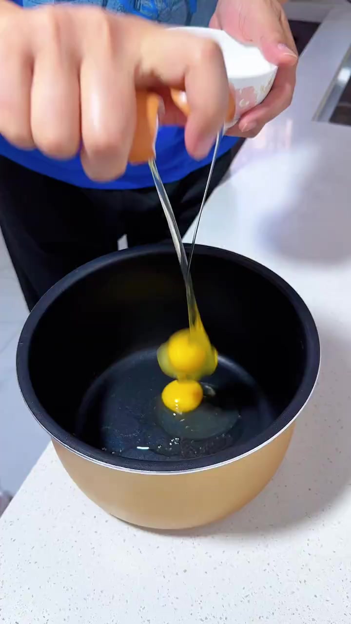 电饭锅打入2颗鸡蛋加点水竟然做出这么好吃的美食