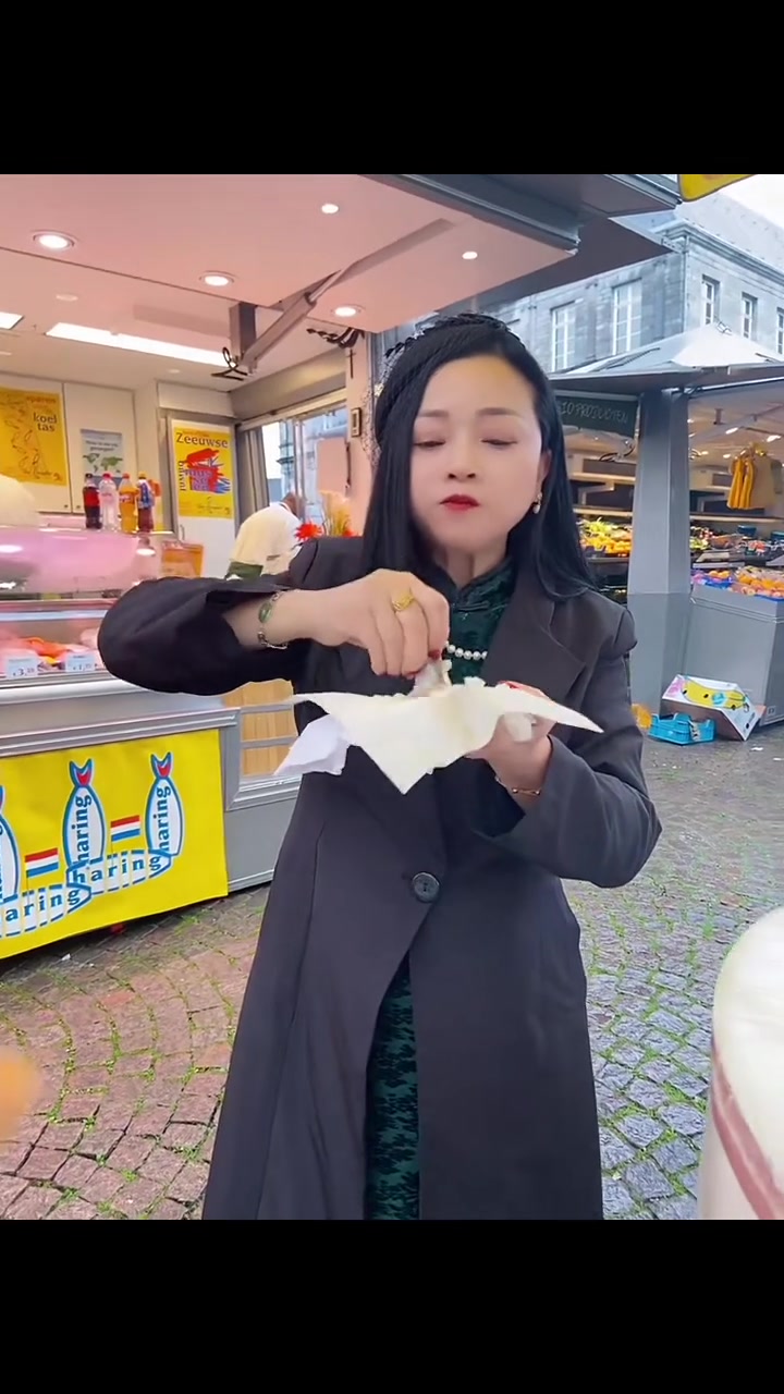 荷兰腌鲱鱼，你们敢尝试吗？