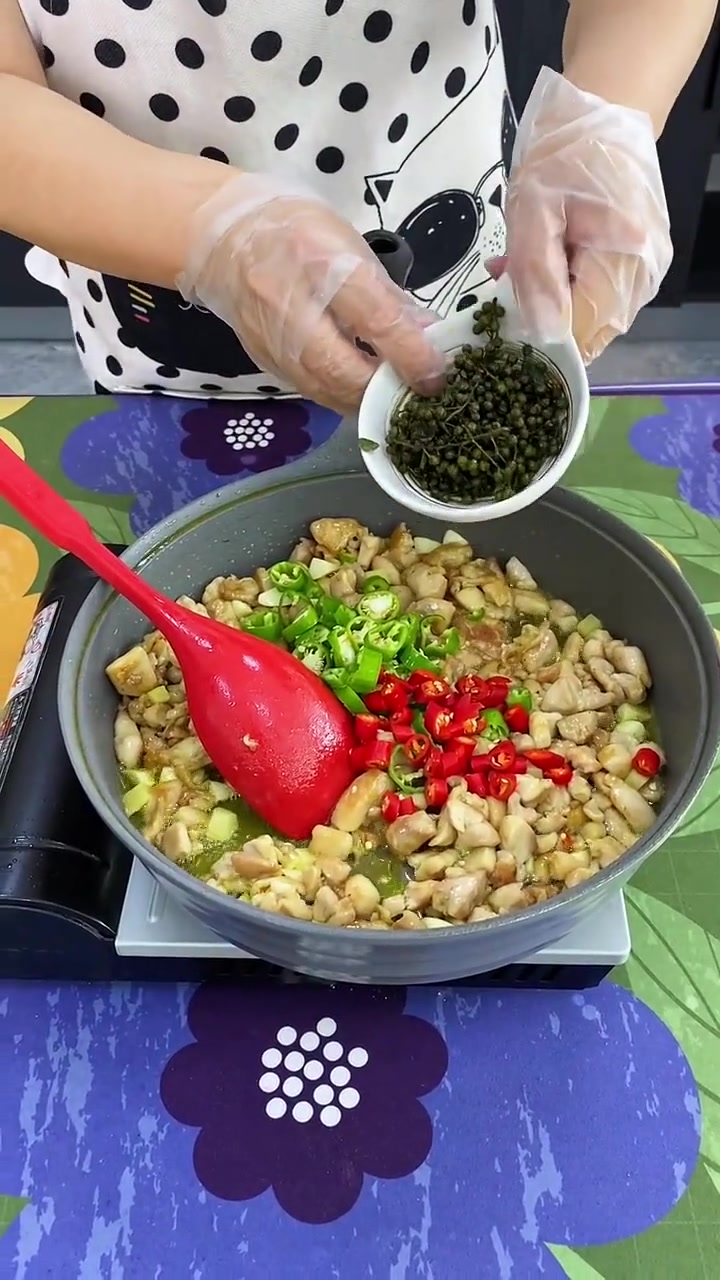 不爱吃饭的，你就做这个拌饭再配点这辣子鸡，老好吃了