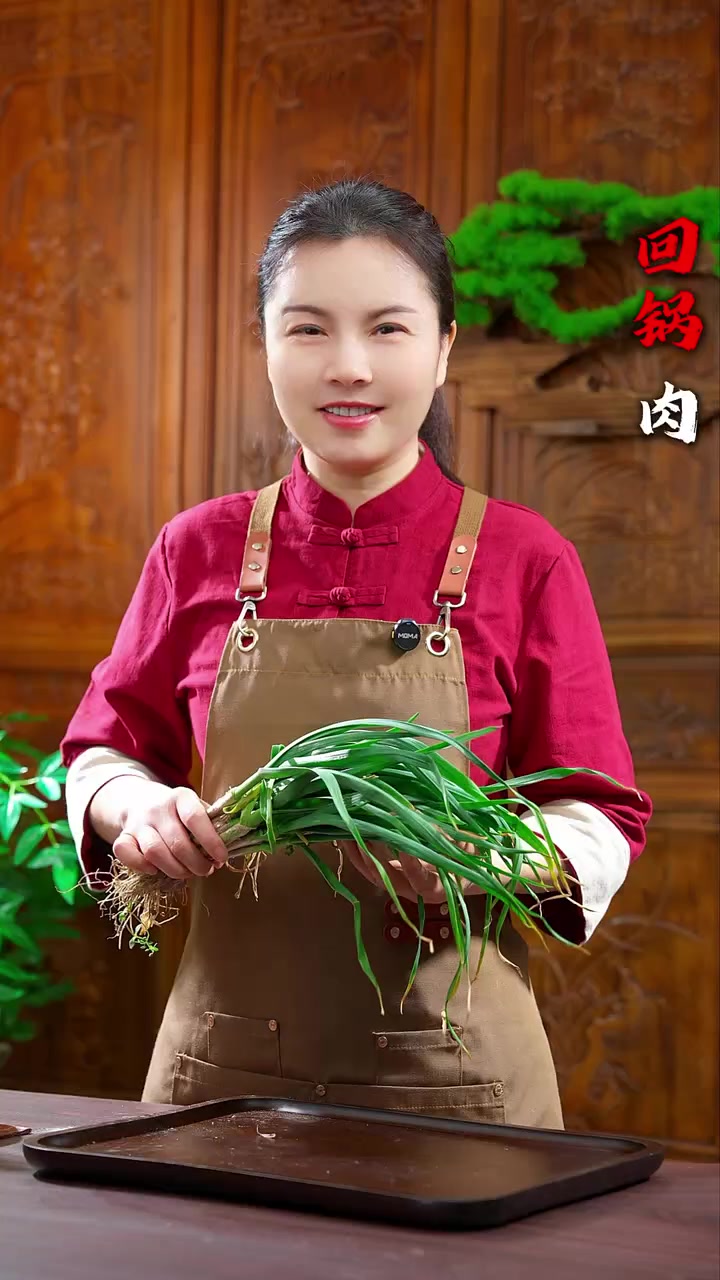 家里蒜苗多的，可以做个蒜苗炒肉，可下饭了