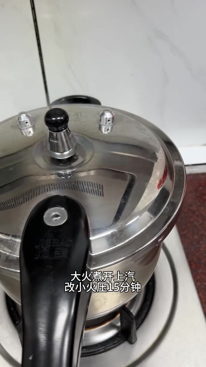 潮汕家常菜竹笋鸭肉汤，竹笋脆嫩，汤鲜味美，真好吃