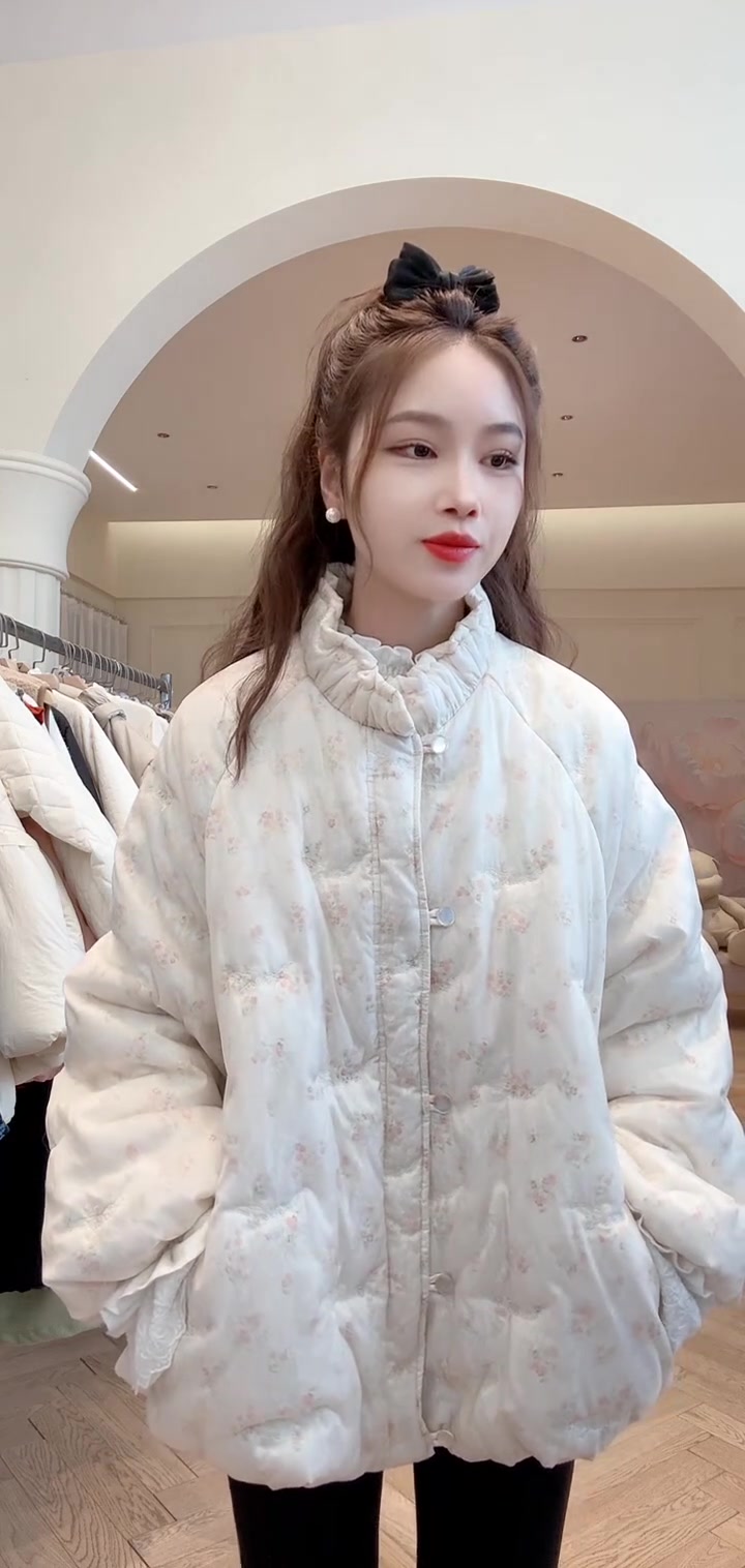 秋冬夜冷怎么穿?中长款棉袄搭配打底裤,保暖又时尚!