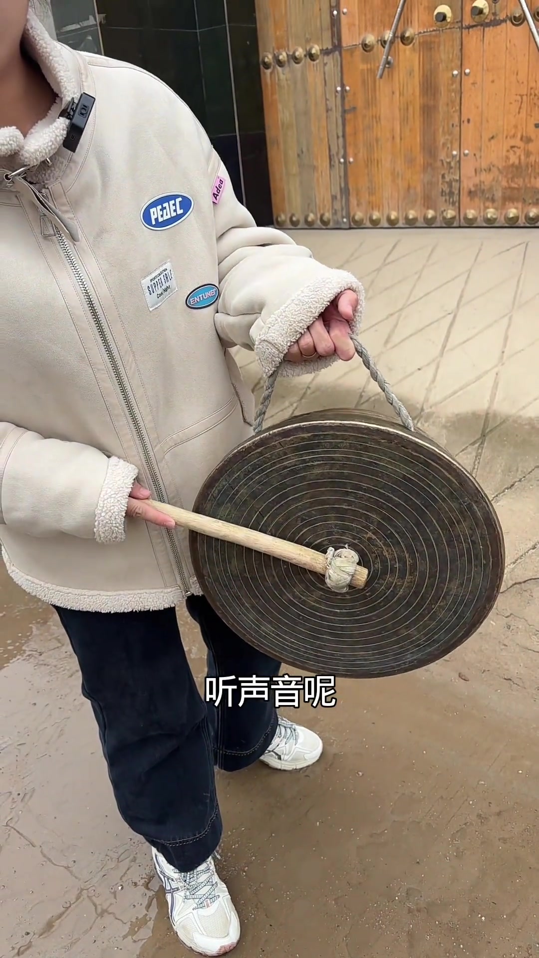 让老祖宗留下的铜锣作为空间陈设摆件发挥作用