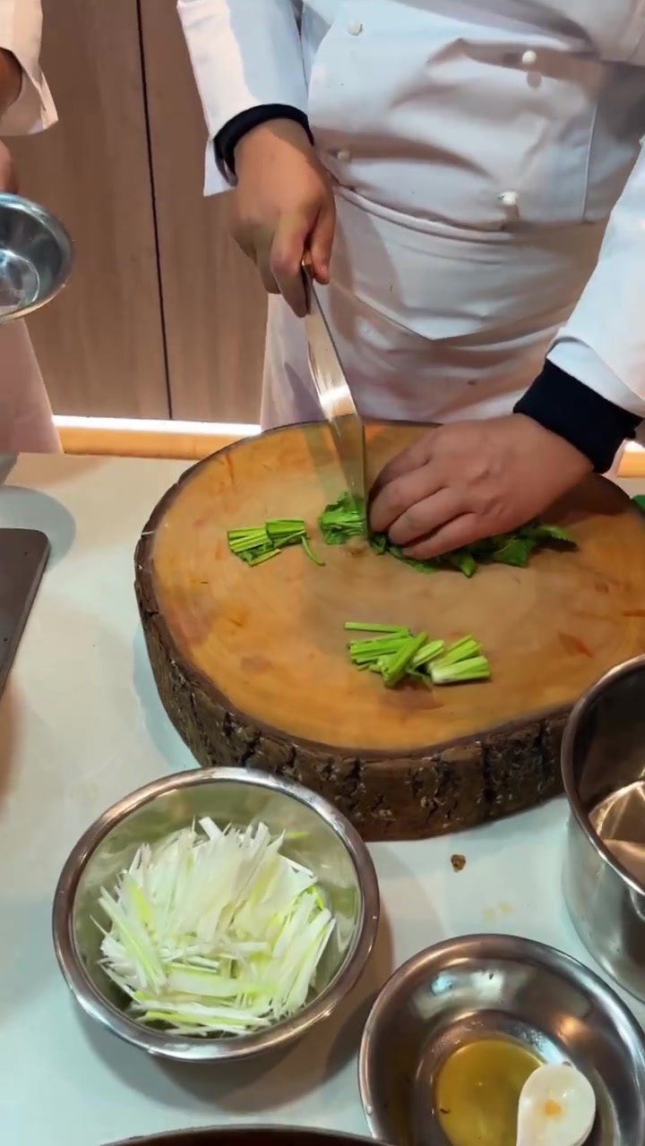 鲁菜老炮:鲁菜葱油鲤鱼,二次熬汁葱香浓郁