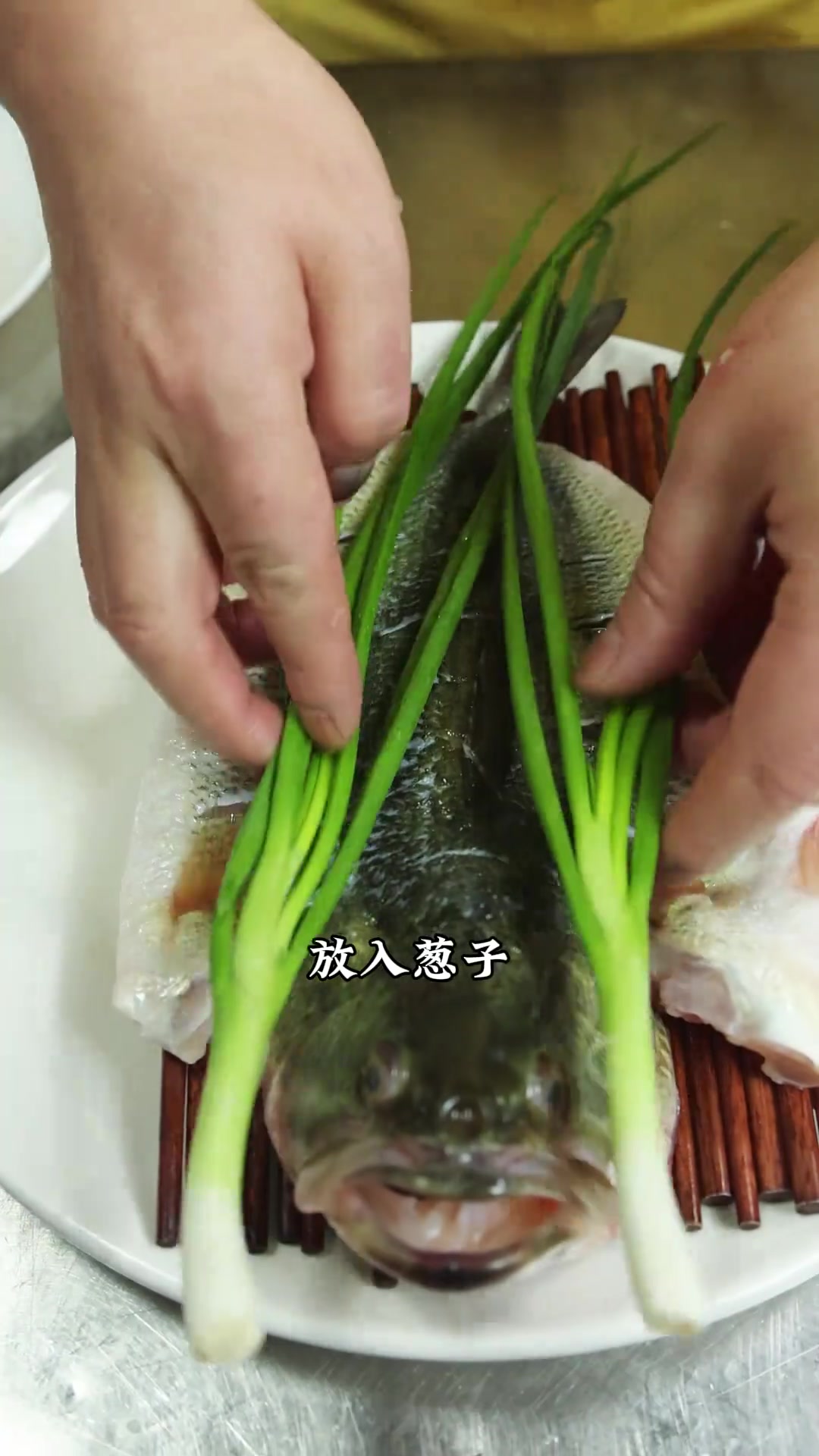 在家做凉拌鲈鱼超简单，味道还巴适