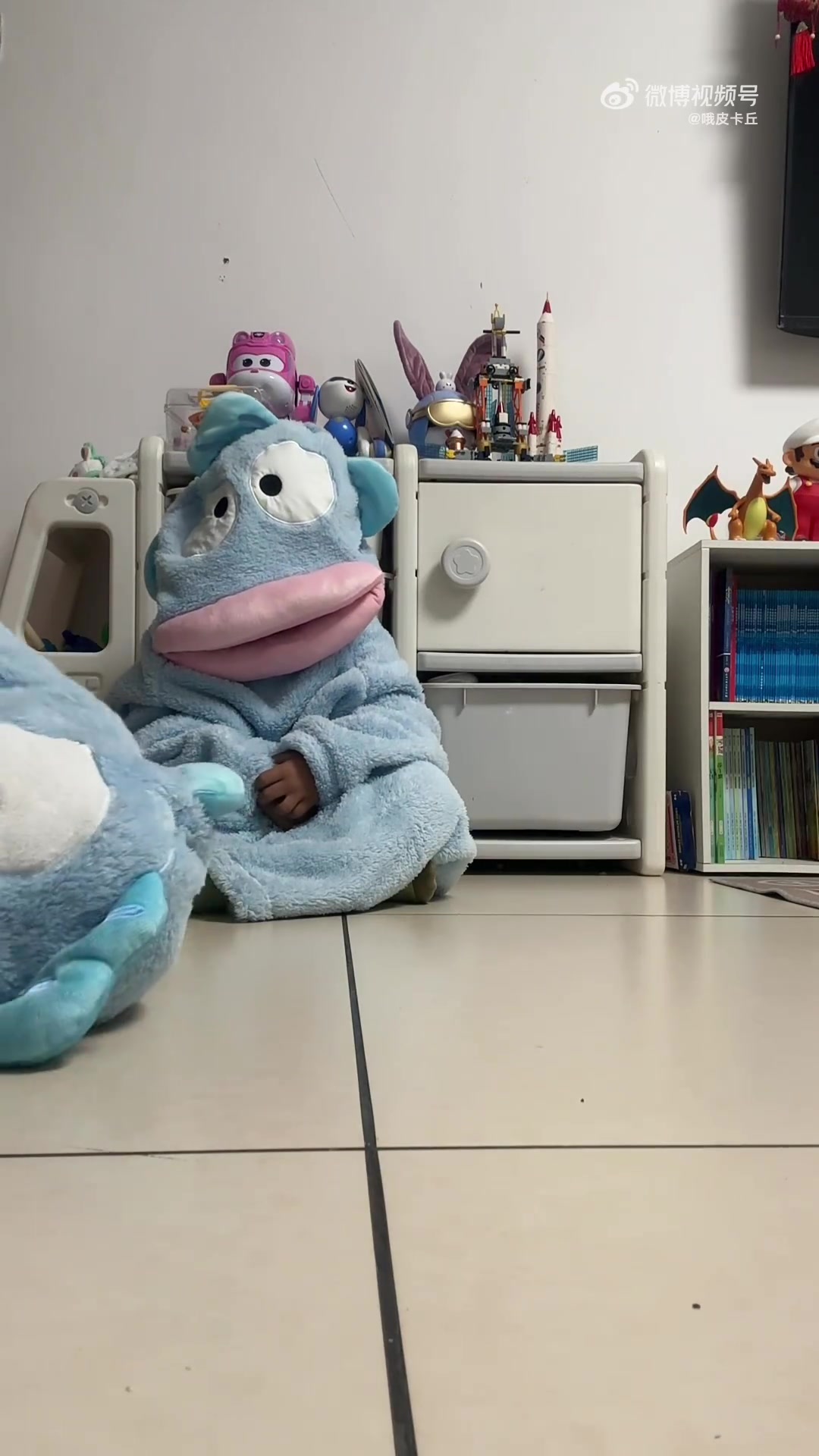 此时此刻我是一条孤独的鱼  等哥:妈妈我放学回家还要陪你玩……妈妈:嘿嘿;-)这个可火了你