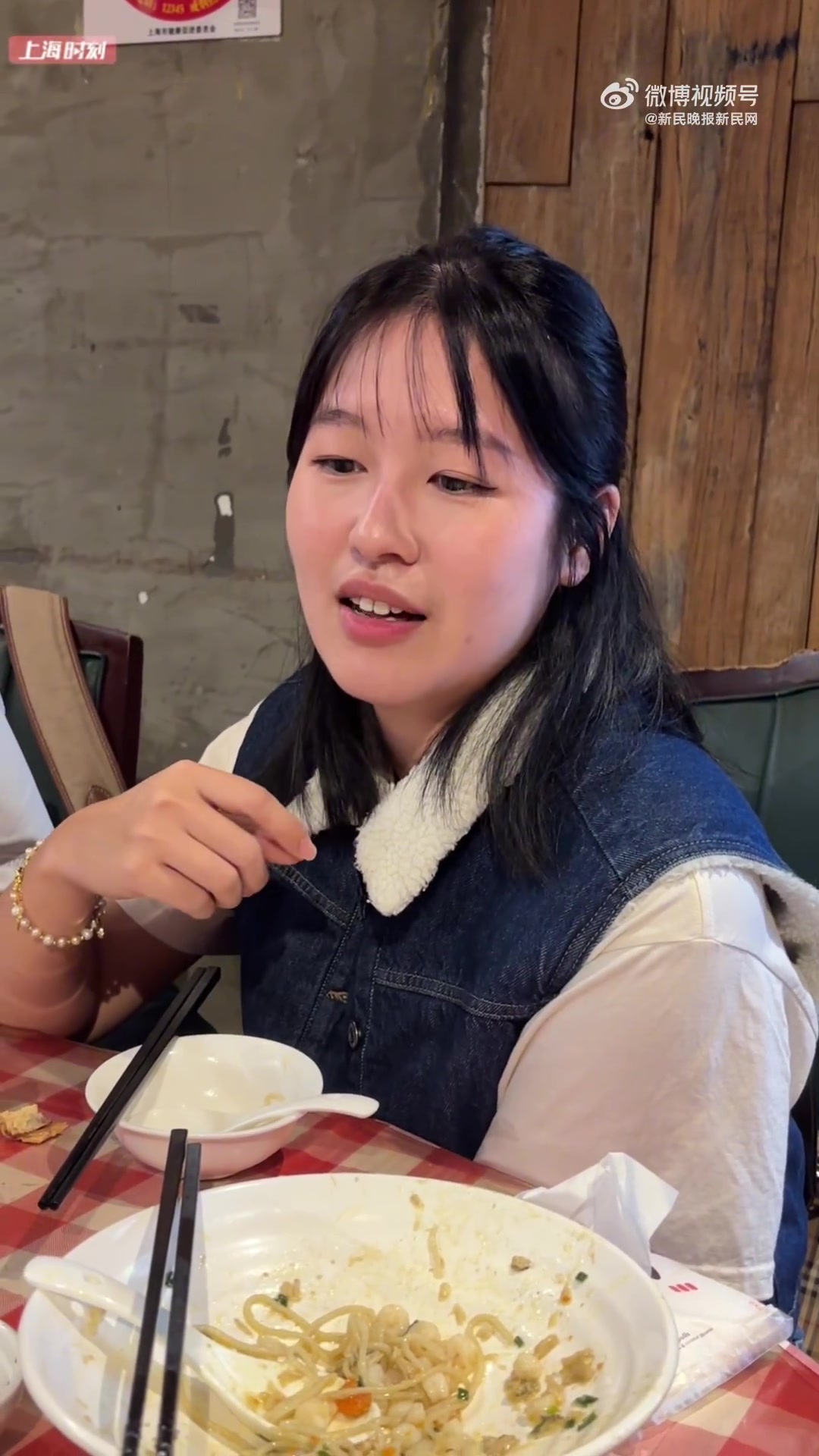 「最近上海什么最火?一碗菜肉馄饨」这两天,思南路上的沧浪亭盛兴汤圆店排起了长队——电影《菜