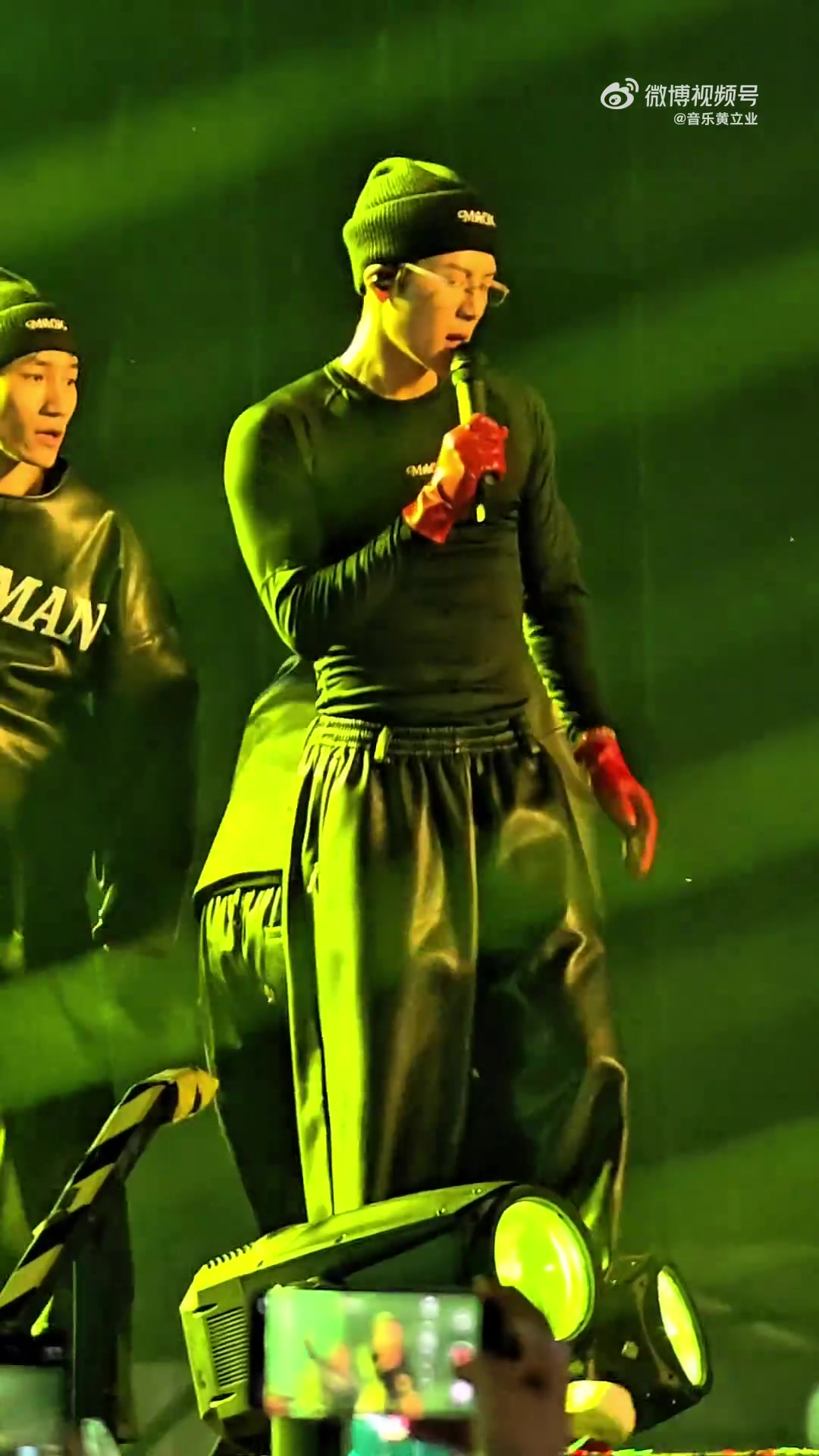 王嘉尔那真是唱也行跳也行唱跳都行,快来听听微博大眼音乐节 王嘉尔 这个现场舞台,实力太强了