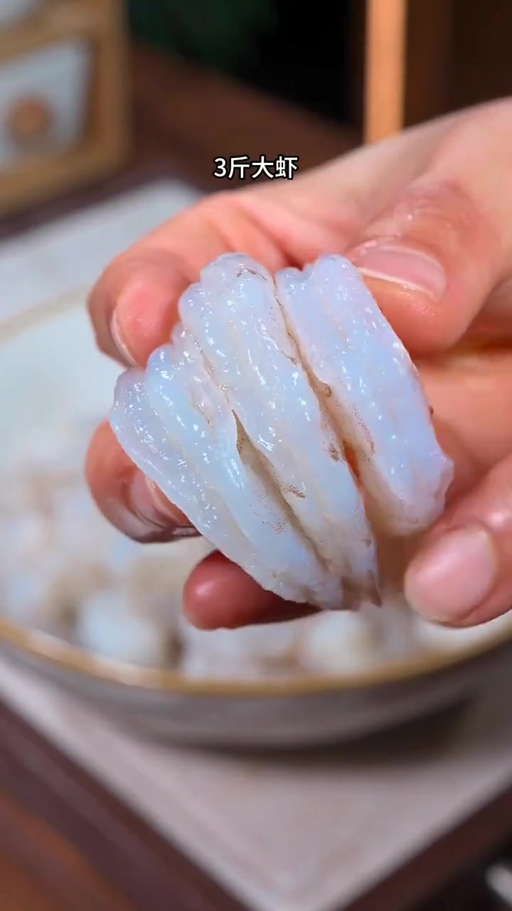 青瓜炒虾仁在我们家是最受欢迎的一道小炒菜，营养丰富，脆嫩爽口不油腻