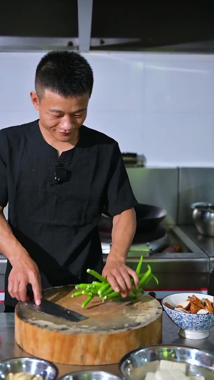 青椒炒香干是先炒香干还是先炒青椒呢？今天教大家方法，好吃又下饭