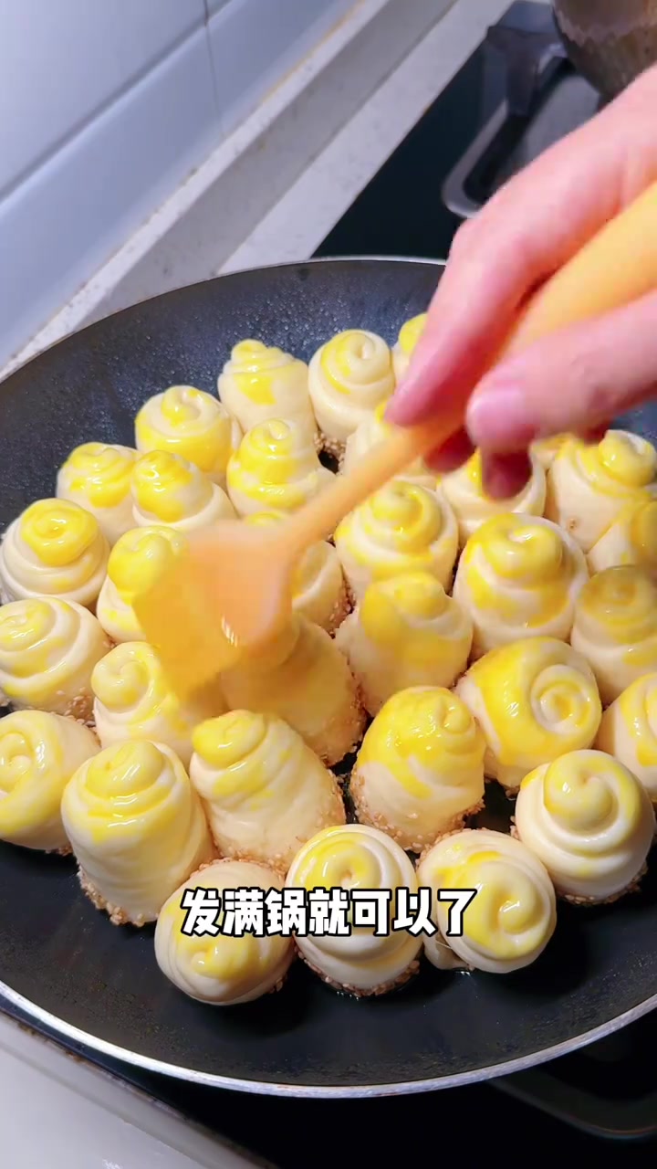 蜂蜜脆底小面包，椒香酥脆的底部柔软的面包体，真的巨好吃，满满的童年味道，儿时的回忆