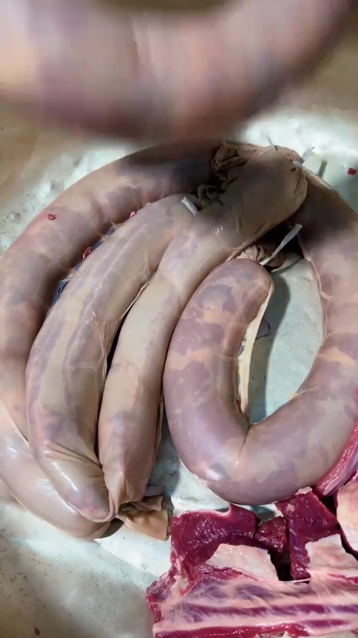 寻味新疆千年美食——熏马肠，这源于大草原的千年美食，只需要5步就可以完成制作，有机会你一定