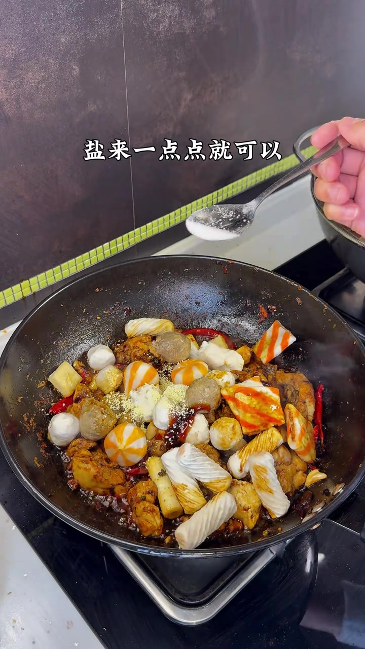 火锅鸡，麻麻辣辣，鸡肉嫩嫩的，真的巨香，寒冷的冬天来上一锅，边吃边涮菜，超级过瘾，做法特别