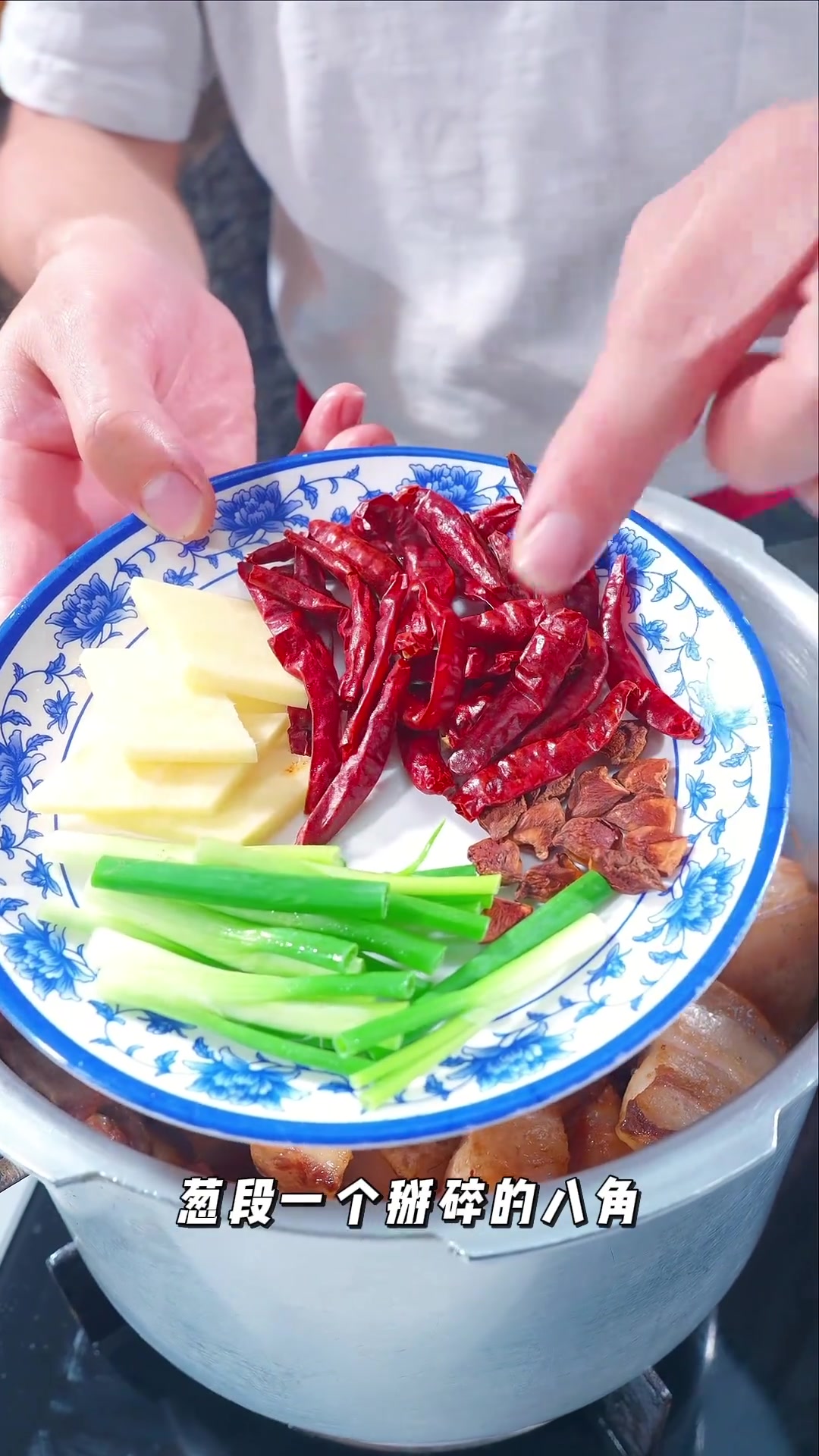 冬天的萝卜比较甜,今天这个萝卜烧肉做出来保证惊艳到你