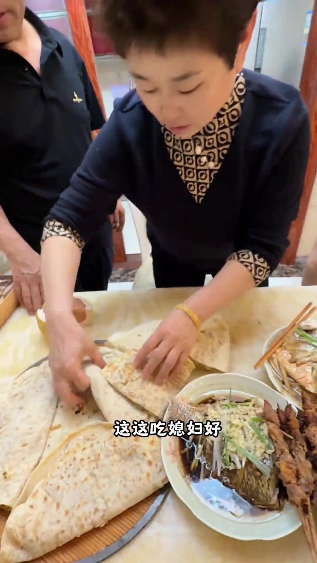 刚接泡泡放学一回到家,俺妈就做好了热腾腾的饭菜