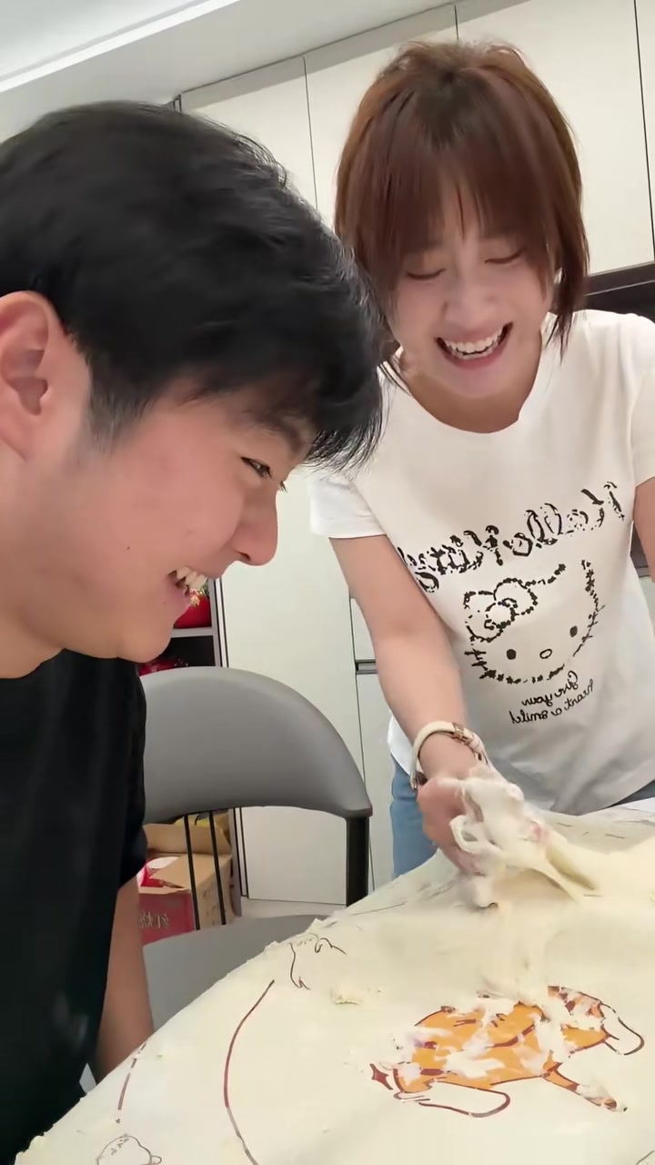 家人们为我庆贺吧！我即将拥有一项新技能，让我看看谁爱吃蛋糕呀，我给你做！一定把你的胃留住！