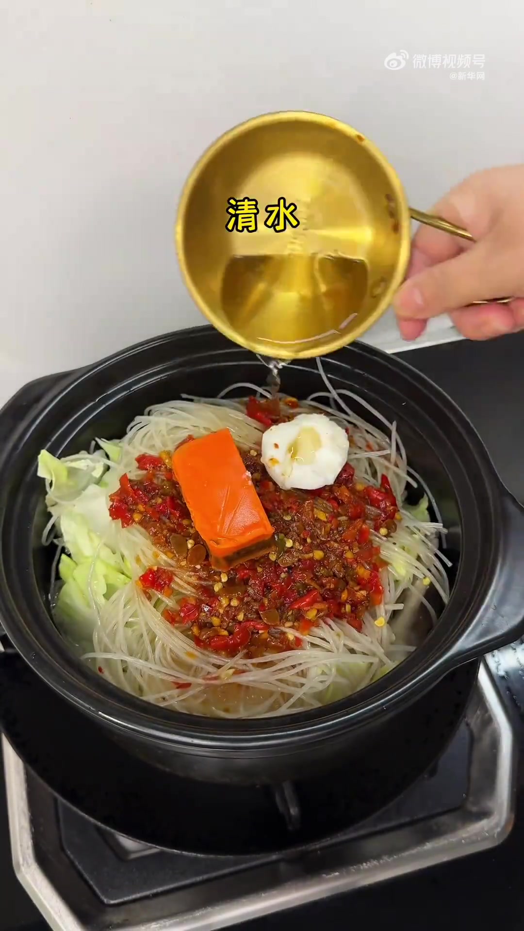 天冷了，试试这道砂锅白菜豆腐粉丝煲，做法简单还好吃。（丢丢爱美食）