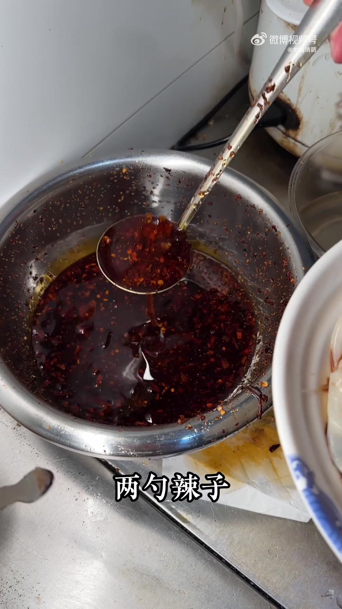 今天 陕西消防 “蓝朋友”带你解锁汉中美食—热面皮。米香混着红油香，Q弹筋道还带着微酸～①