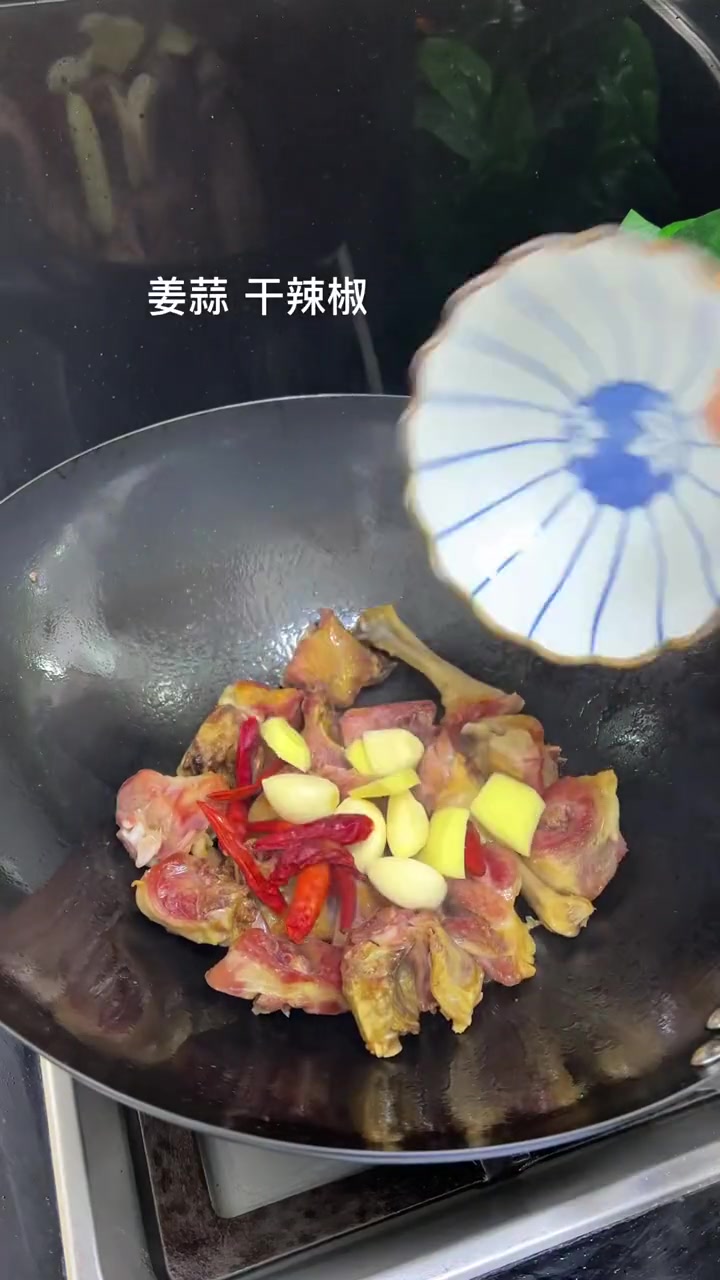 风干咸鸭腿炖太好吃了，腊香味浓郁、肉质紧实，喜欢吃腊味的朋友可以试试