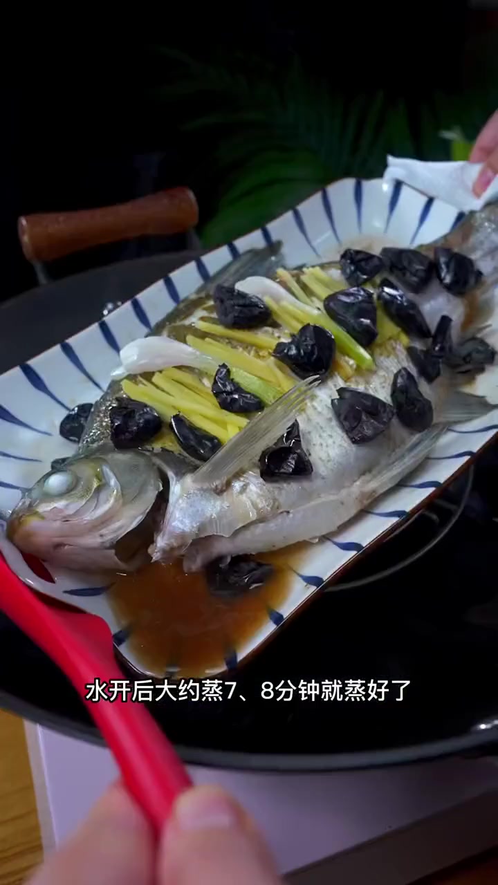 清蒸鱼年年有余也是我们团圆饭桌上的一道必不可少的美食
