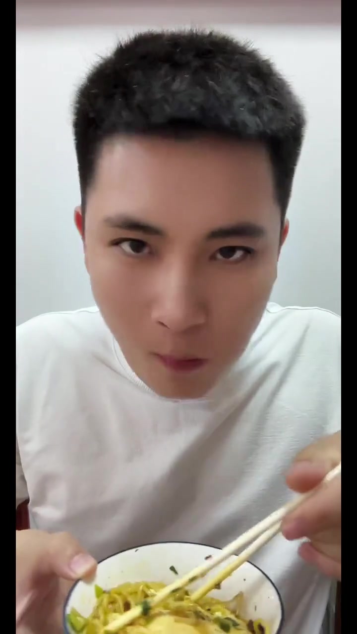 泡面新吃法，喜欢吃葱花香菜的有福啦