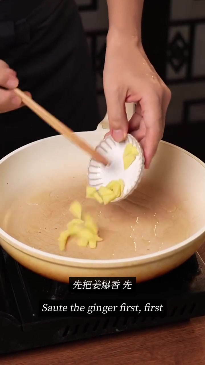 美味好搭档，香菇焖萝卜！味道超鲜超浓郁的，焖透的萝卜里充满了香菇的香气