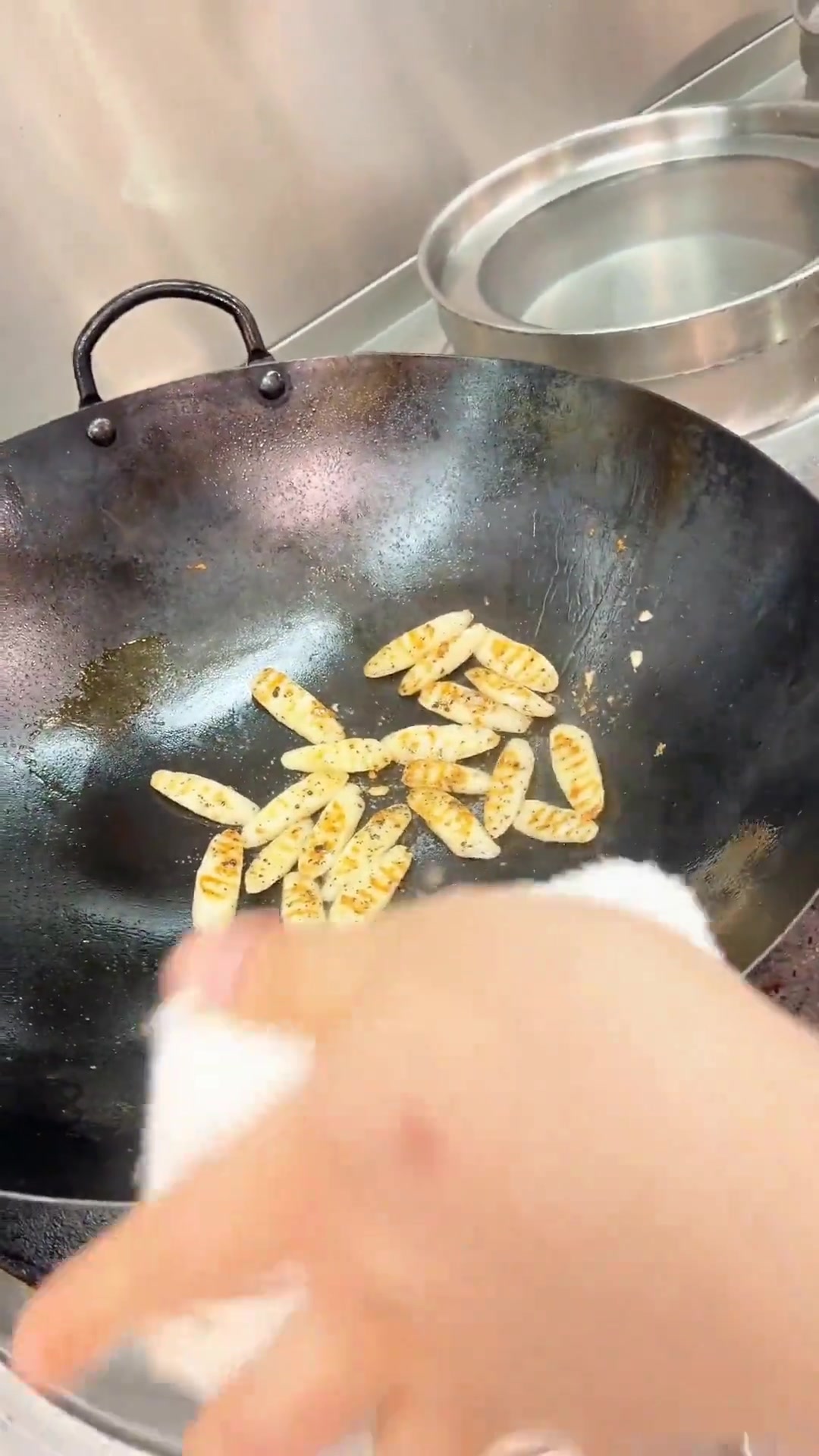 粤菜不是离了平底锅就炒不了菜，铁锅炒山药的详细做法