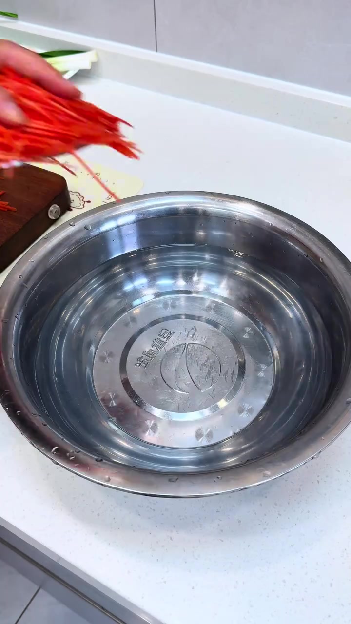 一分钟学会陕西特色家常菜～凉拌红萝卜丝