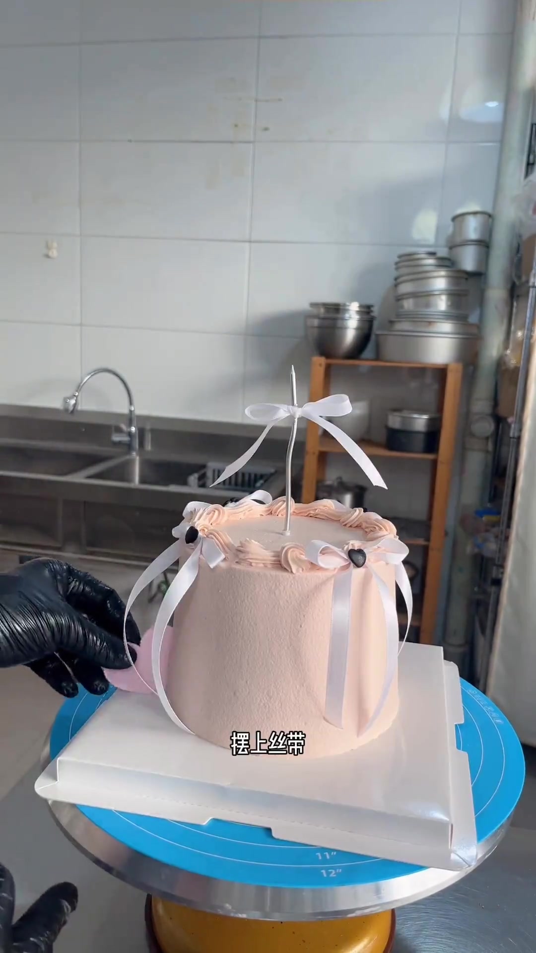 分享小猪蛋糕做法，文字压模刻字的操作细节，记录做蛋糕的一天