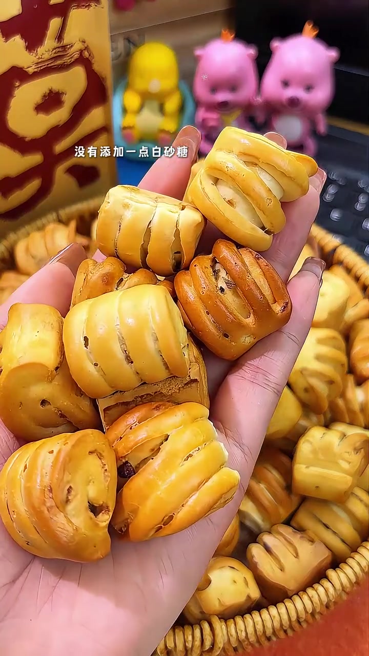 手掌里攥着的小馒头,表面带着自然的麦黄色,纹路像被精心捏过的小花,有的还能看到零星的果干碎