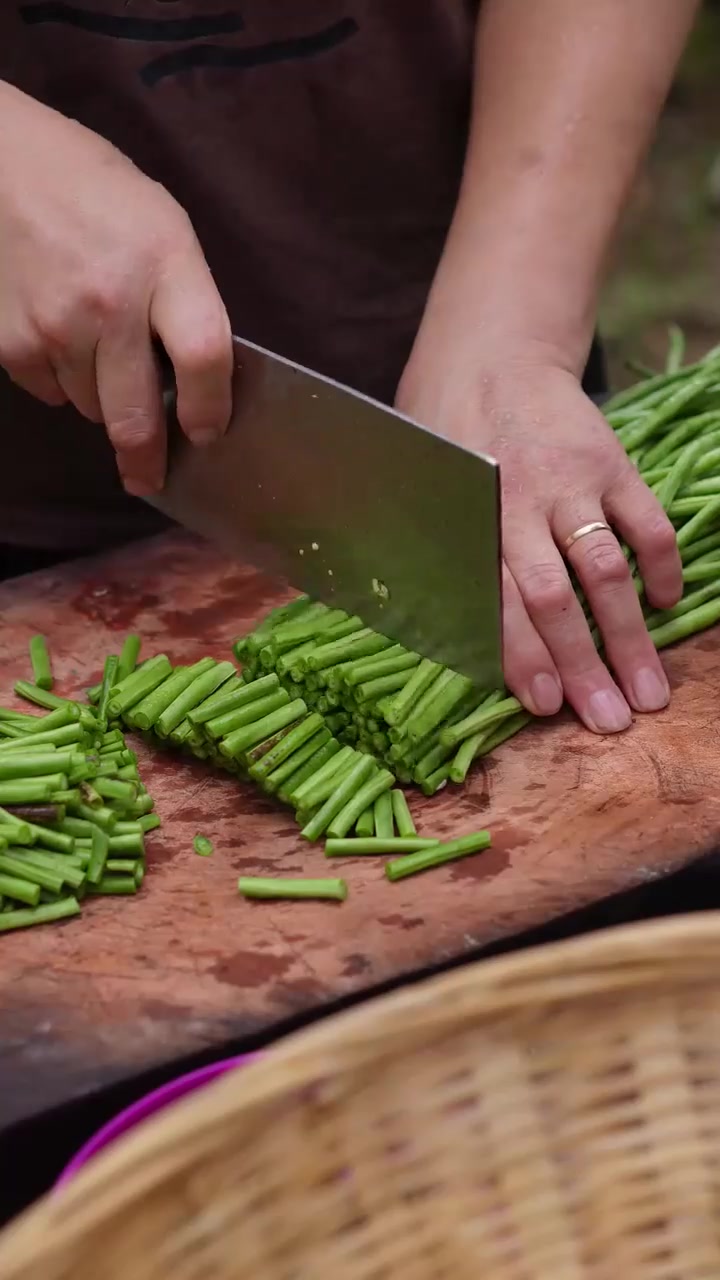 腌豆角，天气凉了，这个时候腌的咸菜就可以留得住了