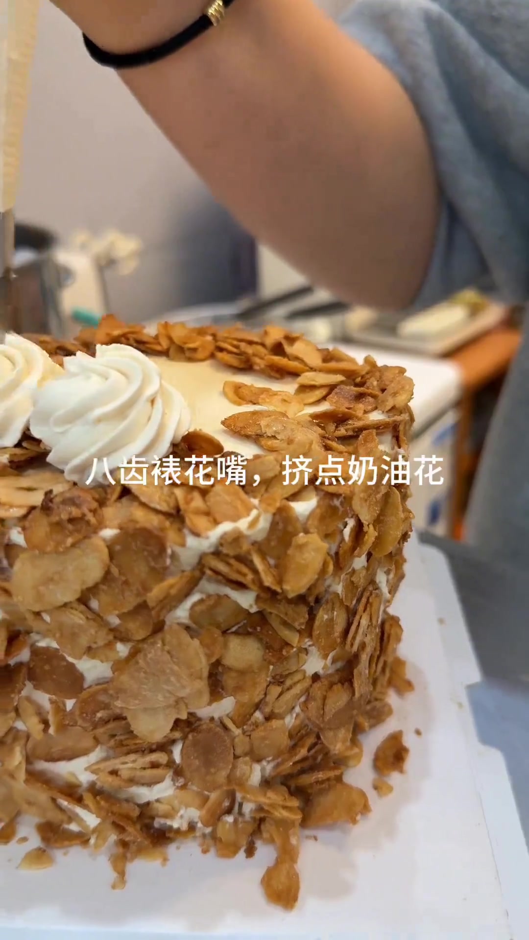 冬天的第一个蛋糕安排上了么？快试试这个焦糖海盐榛子蛋糕！
