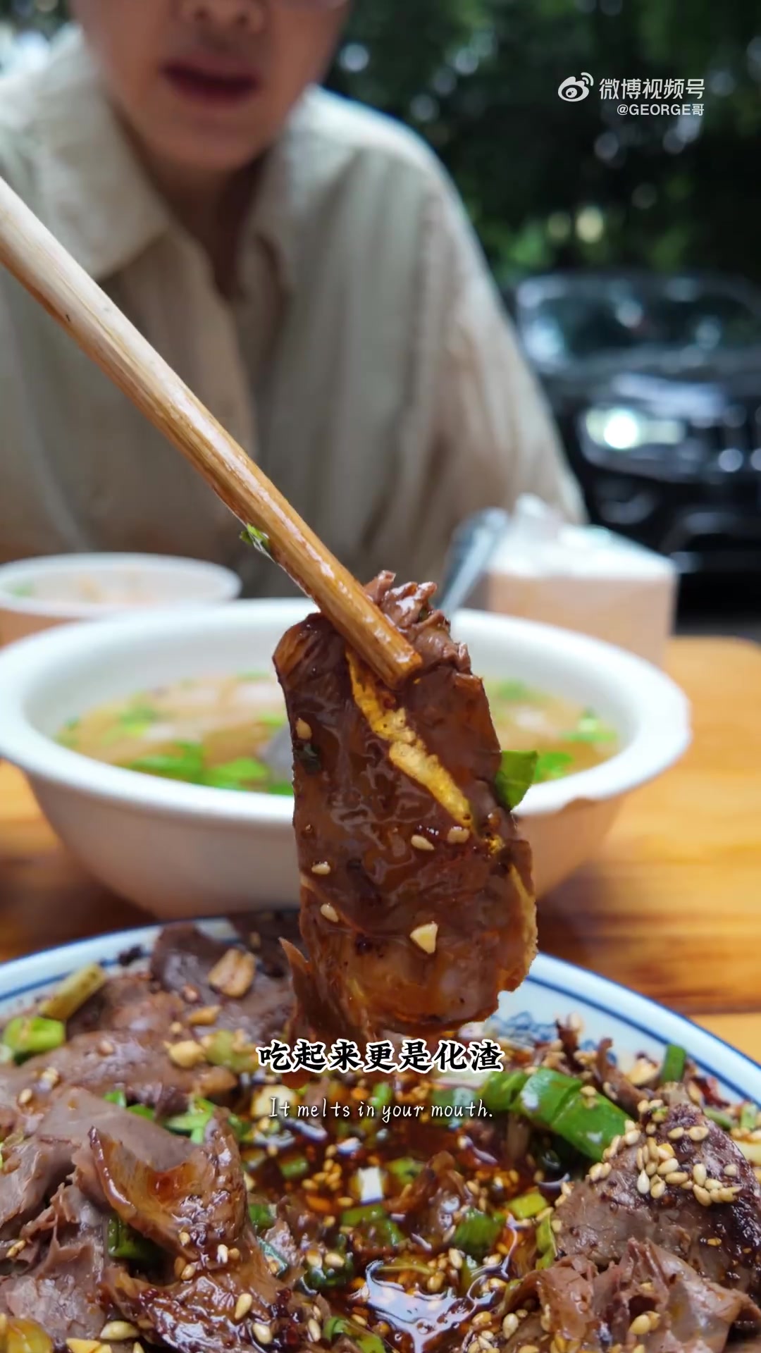 红牌楼附近藏着众多优质苍蝇馆子 莫家牛肉应该算是其中之一 人虽然没坐满，但街沿上的阵仗也不