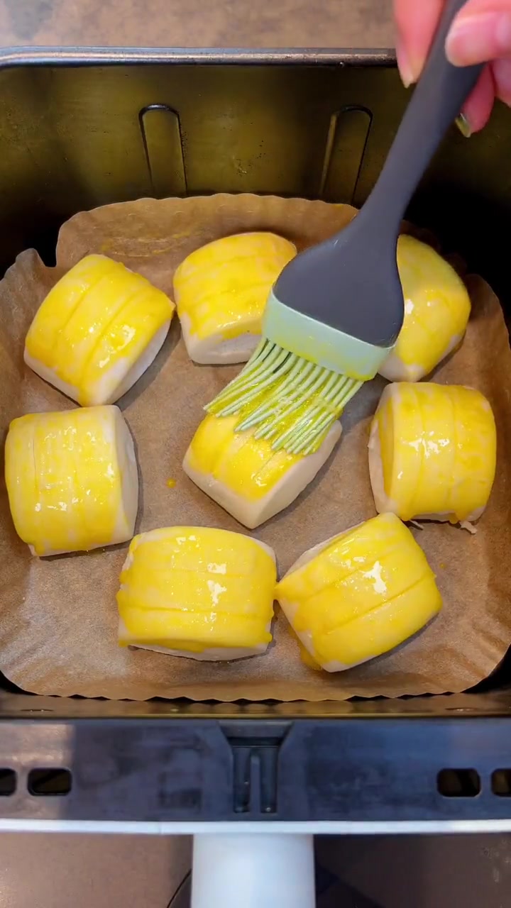 奶香小馒头搭配上炼乳，奶香浓郁甜而不腻